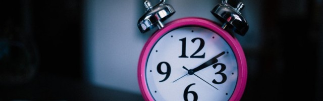 LETNJE RAČUNANJE VREMENA POČINJE U NEDELJU: Sat se pomera jedan sat unapred!