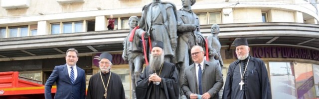 (VIDEO) VRAĆA SE SIMBOL TERAZIJA! Podizanje skulpture Sime Igumanova u toku: Prisutan i patrijarh Porfirije