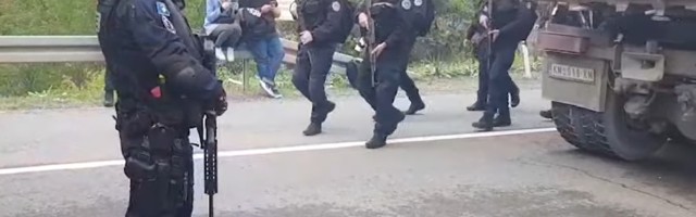 Haos na KiM: ROSU na severu, počelo oduzimanje tablica, bačen suzavac na Srbe