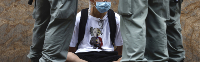 PROTESTI U HONGKONGU: Policija upotrebila biber sprej