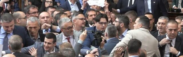SRAMOTA "Junak" Bečić napao Mariniku Tepić! (VIDEO)