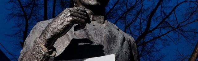 Urbana gerila šalje poruke podrške studentima preko spomenika i iz Leskovca