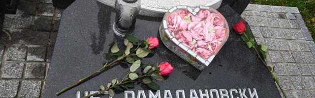 PET GODINA OD SMRTI DŽEJA RAMADANOVSKOG: Porodica se okupila na njegovom grobu, ćerka Marija progovorila o ocu: "Nedostaje mi njegov glas, šale..." (FOTO)