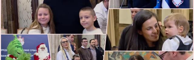 "DRAGA DECO, ŽELIM DA SE RADUJETE, DA BUDETE VESELI" Predsednik Vučić uručio novogodišnje paketiće deci zaposlenih u Predsedništvu (VIDEO)