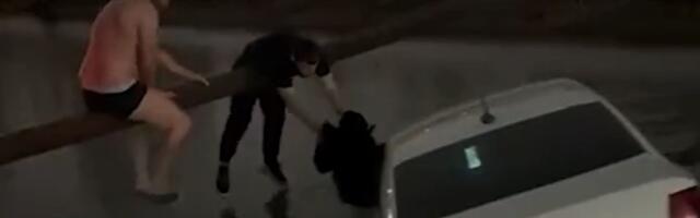 Dramatičan snimak spasavanja deteta iz taksija koji tone: Hrabri ljudi izvukli i majku, pogledajte ovu scenu!