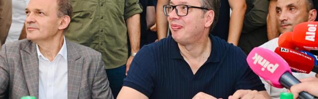 MAŠINE STIŽU ZA 3 DANA, VIŠE NEMA POLA URAĐENIH POSLOVA Vučić iznenadio meštane u Banovom Polju: Uskoro nove investicije, pao dogovor za puteve, škole i vodu