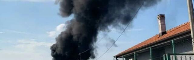 GUST CRNI DIM IZNAD OSTRUŽNICE! Zapalilo se plovilo puno goriva! (VIDEO)