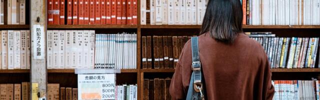 Nakon što ovo vidite, već sutra ćete pohitati u knjižaru: Devojka kupila omiljeno štivo, ono što je pronašla među stranicama ju je frapiralo! (FOTO)