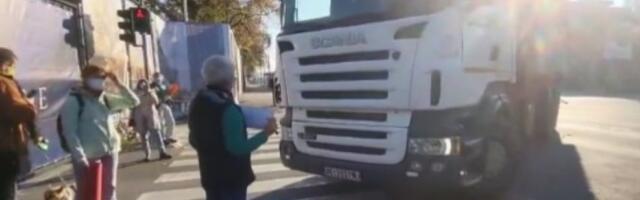 Građani pokušali da zaustave kamione kod gradilišta hotela Jugoslavija, policija ih legitimisala