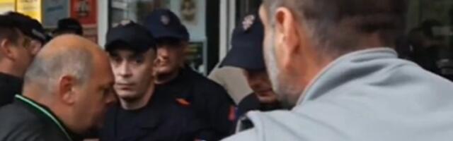 Napeto ispred Skupštine Kraljeva: Policija ne da opozicionim odbornicima da uđu (VIDEO)