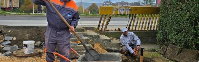 U Koloniji u toku sređivanje putne infrastrukture (FOTO)