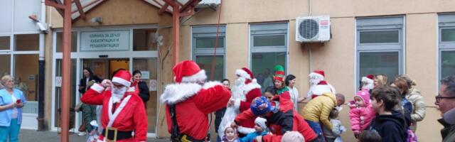Radost za male heroje: Deda Mraz se spustio sa krova Dečije bolnice u Novom Sadu i podelio paketiće (VIDEO)