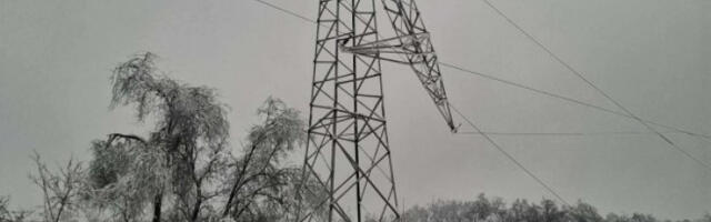 Снежне падавине изазвале нестанак струје у селима код Гацка