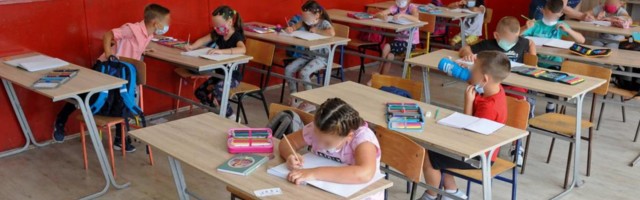 Protiv nastavnice sa juga Srbije se vodi disciplinski postupak jer je dozvolila da se učenici rukuju
