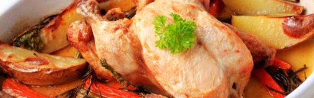 Meso više nikad neće biti suvo: Evo kako pečenje celog pileta daje uvek najsočniji ručak i hrskavu zlatnu kožicu