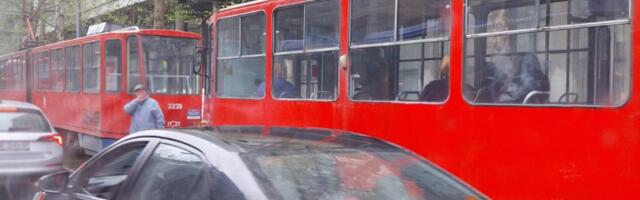 TRAMVAJ UDARIO DEVOJČICU (13) U BULEVARU KRALJA ALEKSANDRA: Povređena maloletnica sanitetom Hitne pomoći prevezena u bolnicu