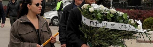 (FOTO/VIDEO) Iznenađenje za sve: Bivši trener FK Zvezda na sahrani Vujoševića, stigao i nekadašnji košarkaš crveno-belih