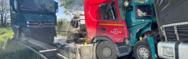 Stravičan prizor kod Aranđelovca: Sudarila se dva šlepera, delovi rasuti po putu (FOTO)