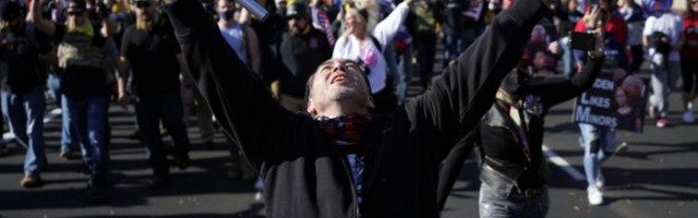 KRVAVI SUKOBI U AMERICI! Hiljade Trampovih pristalica u Vašingtonu učestvovalo na demonstracijama, izbodene 4 osobe!