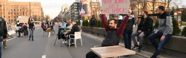 Ugostitelji izneli stolice i stolove na ulice Beograda u znak protesta protiv mera Kriznog štaba - zvižde, pevaju i ponašaju se kao u kafani