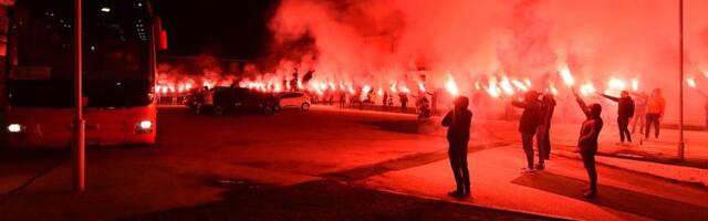 Delije veruju u titulu: Vatromet, baklje i podrška za igrače posle povratka iz Turske (VIDEO)