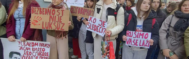 FOTO: Učenici odali poštu nastradalima, a zatim blokirali Zrenjaninsku gimnaziju