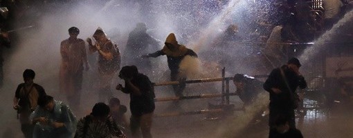 Premijer Tajlanda odbio da podnese ostavku, policija vodenim topovima na demonstrante