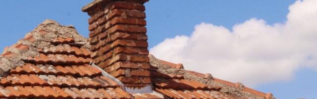 HOROR U NAPUŠTENOJ KOLIBI: Krenuo da ruši dimnjak, pa unutra našao MUMIFICIRANO TELO dečaka u položaju fetusa! (FOTO)