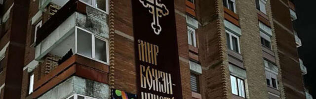 Полиција вратила транспарент „Мир Божји, Христос се роди”, одмах је и постављен у Косовској Митровици