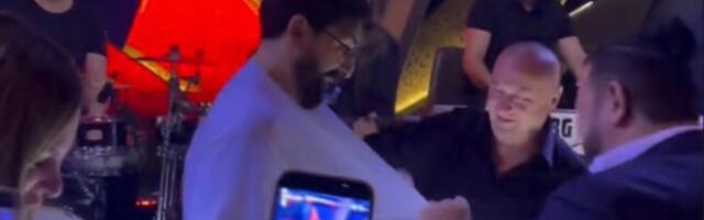 Cepaju mu majicu, a Nadežda peva Ognjenu na uvo: Ovako je Amidžić slavio, voditeljka je snimala sve