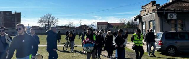 Studentska komemorativna šetnja do logora – pijetet prema žrtvama uz osudu olake upotrebe simbola stradanja
