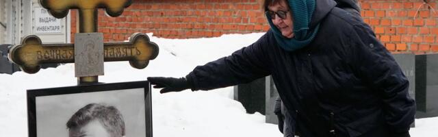 Dve godine od smrti Navaljnog, majka Ljudmila plače i mazi sliku: Poznato zašto na pomenu nema Julije i dece