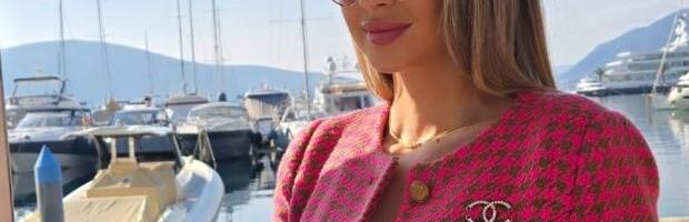 OSVANUO NOVI EKSPLICITNI SNIMAK MIRJANE PAJKOVIĆ: Bivša državna sekretarka u vreloj pozi dok snima treća osoba, svi se pitaju ko je muškarac sa njom (VIDEO)