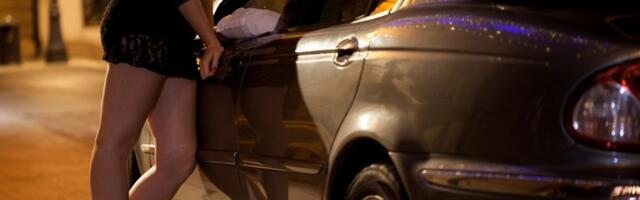 (FOTO I VIDEO) PROSTITUCIJA NA ŠUMADIJSKI NAČIN Oglašavali se na sajtu "Se*si adresar", pa dolijali policiji!