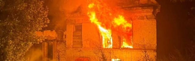 Zapalila se kuća u Krnješevcima: Plamen se brzo proširio, vatrogasci dojurili na teren (FOTO/VIDEO)