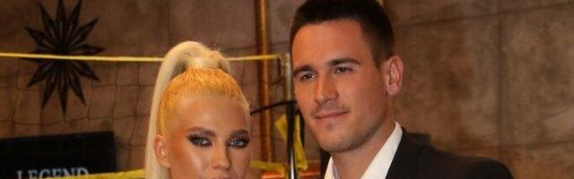 ĐOKOVIĆEVA SNAJKA TRAŽI PRAVDU! Saška udarila na ljude koji pravdaju maloletnog ubicu, zahteva KAZNU i za njegove roditelje! (FOTO)