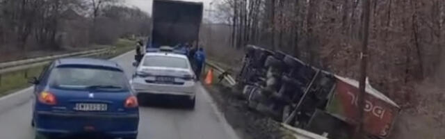 KAMION SLETEO S PUTA I ZAVRŠIO U JARKU Težak udes kod Rume