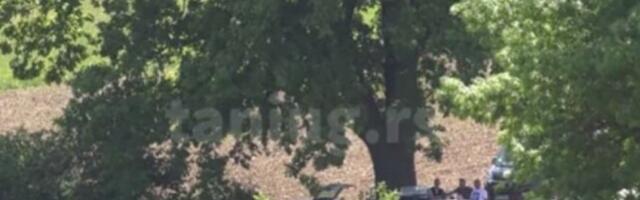 PRVI SNIMCI SA MESTA UBISTVA U KRAGUJEVCU! Ovde je pronađeno telo iskasapljene žene, ubica proneđen sa nožem u vratu nedaleko od mesta zločina! (VIDEO)