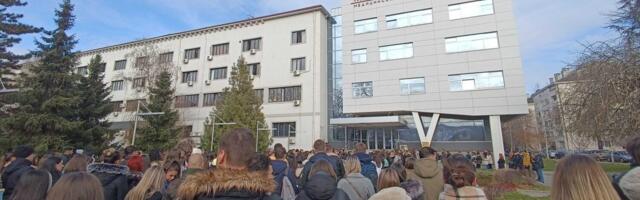 Studenti niškog Medicinskog prekinuli blokadu fakulteta – „poštujemo većinu, menjamo strategiju borbe“