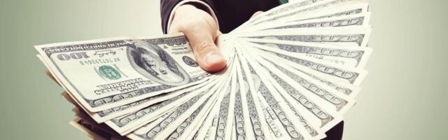 ŽENU IZ LAZAREVCA PREVARILI NA SRAMAN NAČIN: Obećali 30.000 dolara, pa joj "izvukli" više od pola miliona dinara