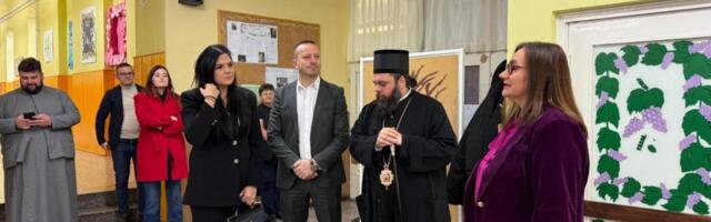 Fondacija Sveta Petka svečano uručila donaciju: 10 laptopova stiglo osnovcima škole "Bobota" kod Vukovara