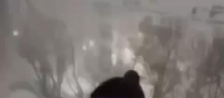 RUSKI RULET NA KAMČATKI: Entuzijasti skaču sa viših spratova zgrade u sneg! (VIDEO)