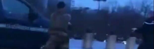 Dramatično veče u Parizu: Muškarac napao policajca nožem, pucnjava kod Trijumfalne kapije