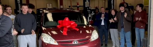 SREDNJOŠKOLCI POPRAVLJAJU AUTOMOBILE I DARUJU IH SAMOHRANIM MAJKAMA Dirljiv program koji menja živote, program pun srećnih suza: Reč je o ZAJEDNICI! (VIDEO)