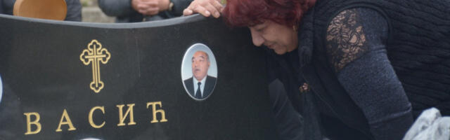 POTRESNA SCENA NA GROBU RADETA VASIĆA: Neutešna udovica Rada prvi put uradila OVO! (FOTO)