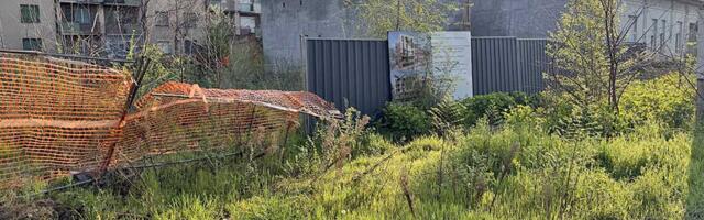 FOTO: Zbog zapuštenog gradilišta u Maloj Americi pešaci svakodnevno rizikuju živote