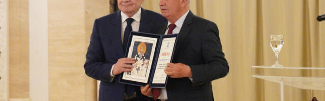 Миловану Бојићу уручена Светосавска повеља СПКД „Просвјета” у Храму Светог Саве