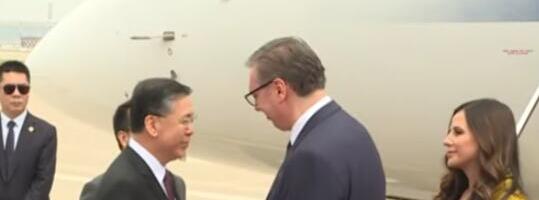 UŽIVO PREDSEDNIK SRBIJE UPRAVO STIGAO U KINU! Vučiću priređen svečani doček (FOTO)