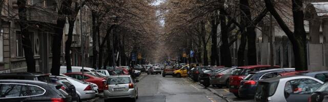 Obrnuo igricu: Zauzeo ČETIRI parking mesta (FOTO)