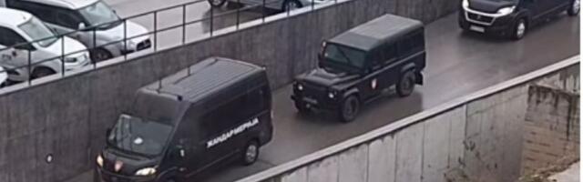 Vrata u Pokrajinskoj vladi zaključana katancima da zaposleni ne mogu da izađu: RTV PUN POLICIJE (VIDEO)